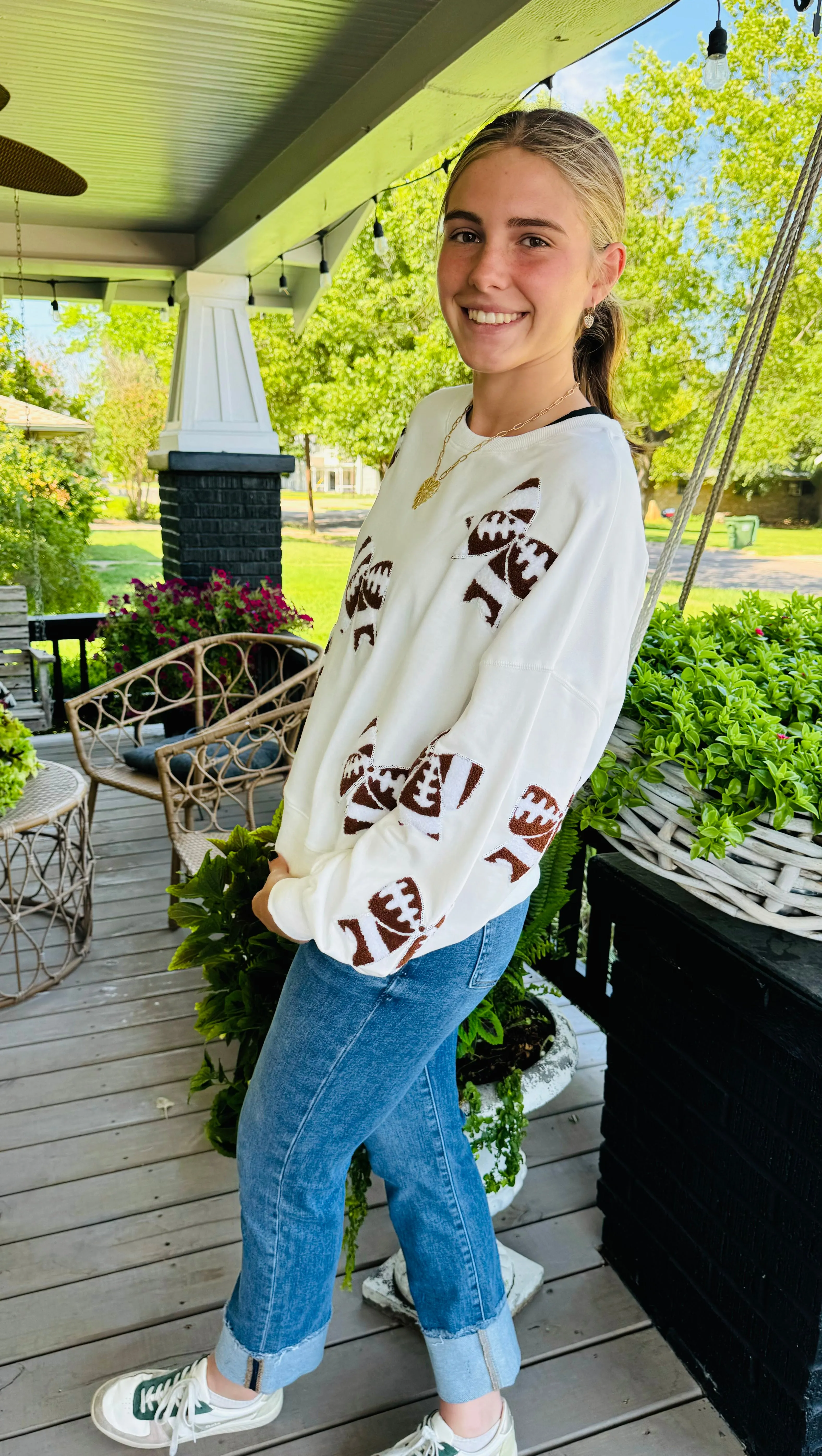 FOOTBALLS & BOWS PULLOVER